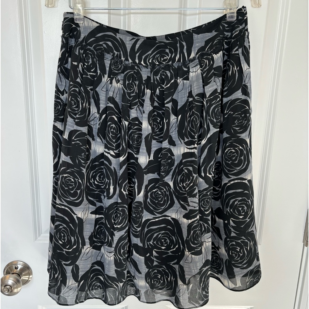 🌺Banana Republic Navy & Black (6) Rose Patterned Skirt🌺